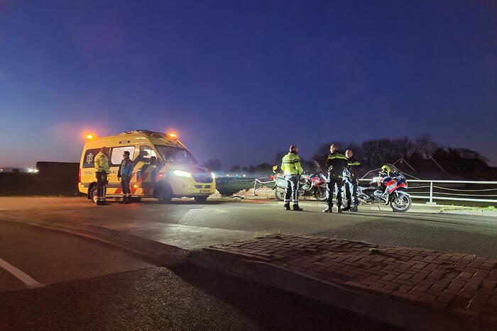 Automobilist mist bocht belandt te water