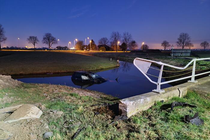 Automobilist mist bocht belandt te water