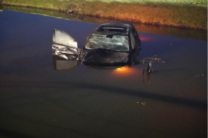 Automobilist mist bocht belandt te water