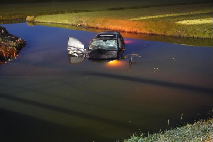 Automobilist mist bocht belandt te water