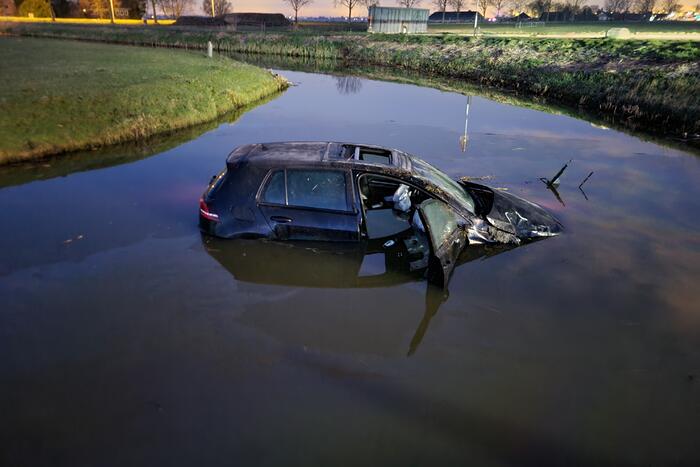 Automobilist mist bocht belandt te water