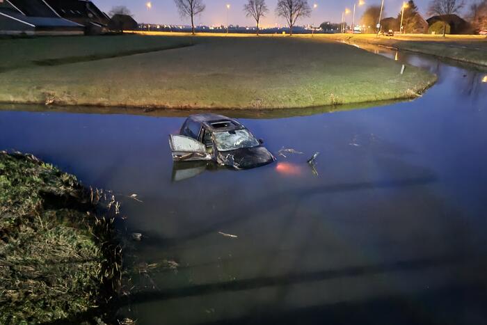 Automobilist mist bocht belandt te water
