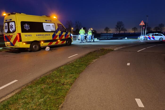 Automobilist mist bocht belandt te water