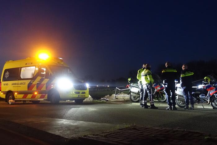 Automobilist mist bocht belandt te water