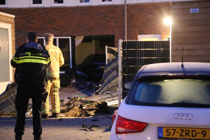 Automobilist rijdt met Porsche Cayenne woning binnen