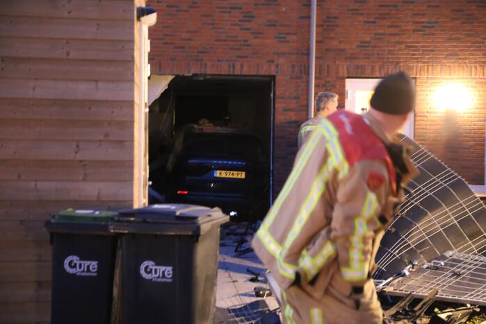 Automobilist rijdt met Porsche Cayenne woning binnen