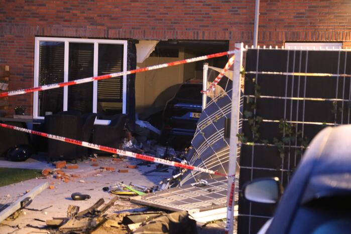 Automobilist rijdt met Porsche Cayenne woning binnen