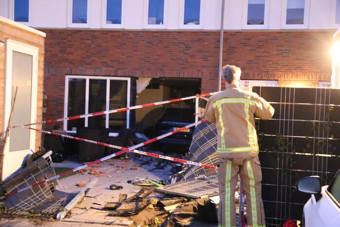 Automobilist rijdt met Porsche Cayenne woning binnen