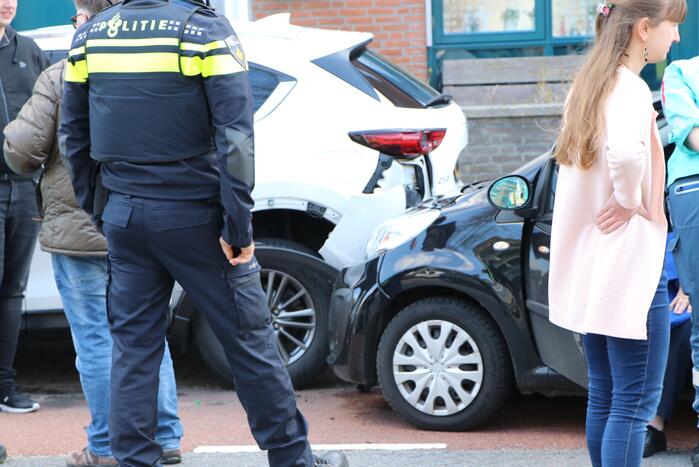 Automobiliste botst op geparkeerde auto