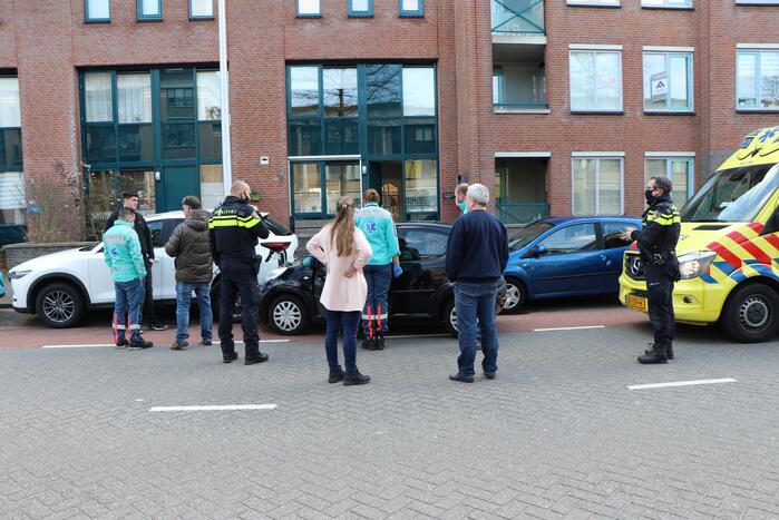 Automobiliste botst op geparkeerde auto