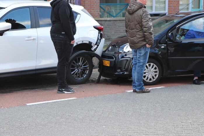 Automobiliste botst op geparkeerde auto