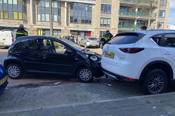Automobiliste botst op geparkeerde auto