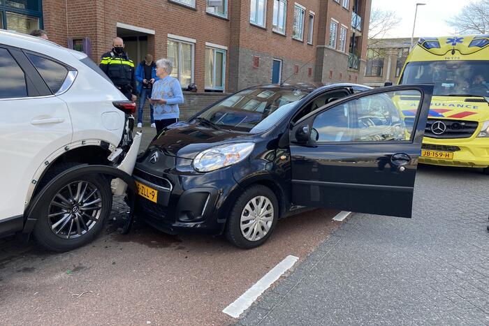 Automobiliste botst op geparkeerde auto