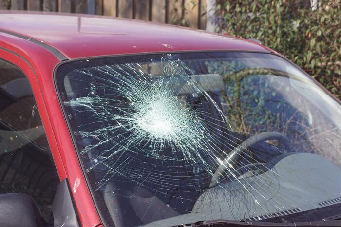 Auto's vernield op parkeerplaats