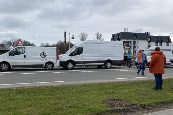 Drie bestelbussen botsen op elkaar