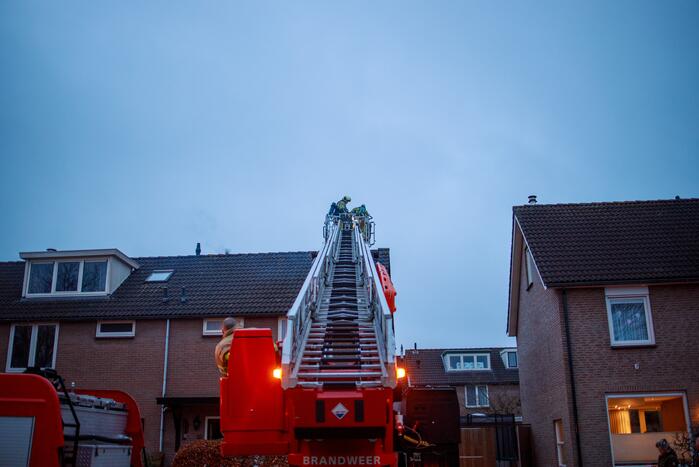 Flink gat in het dak door brand