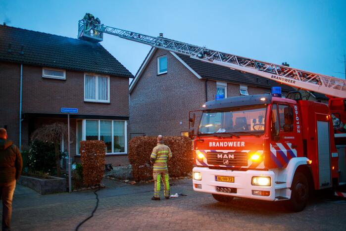 Flink gat in het dak door brand