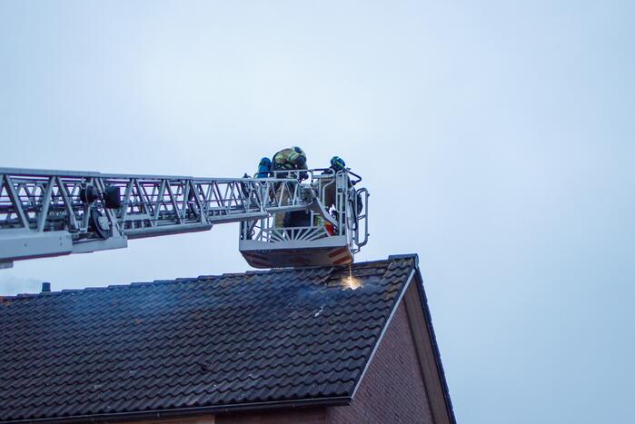 Flink gat in het dak door brand