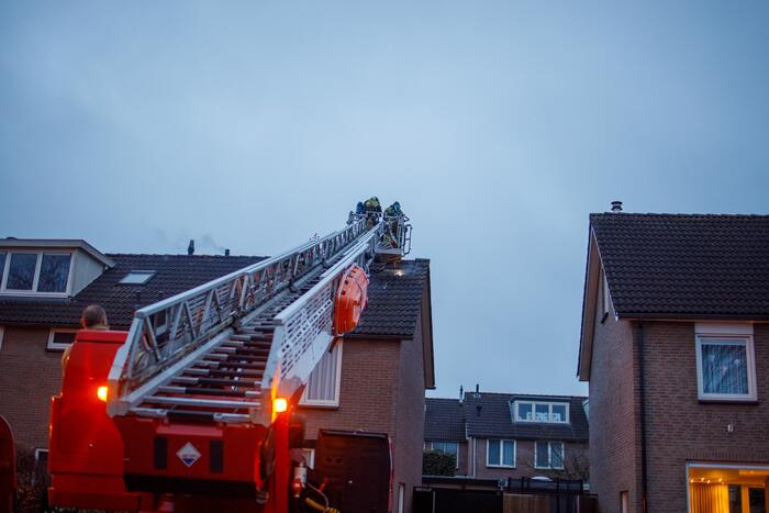 Flink gat in het dak door brand