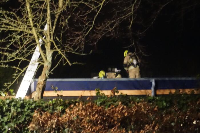 Brand op dak van vakantiewoning