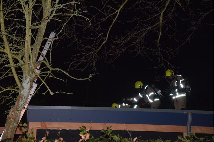 Brand op dak van vakantiewoning