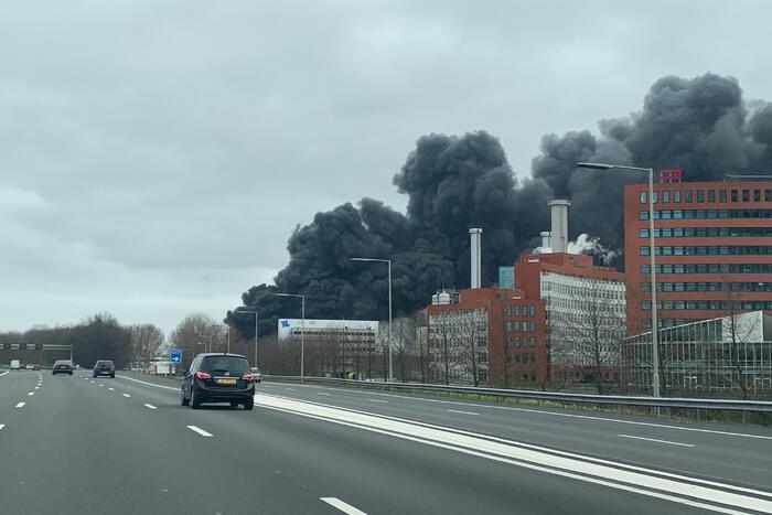 Enorme rookwolken bij grote brand in bedrijfspand