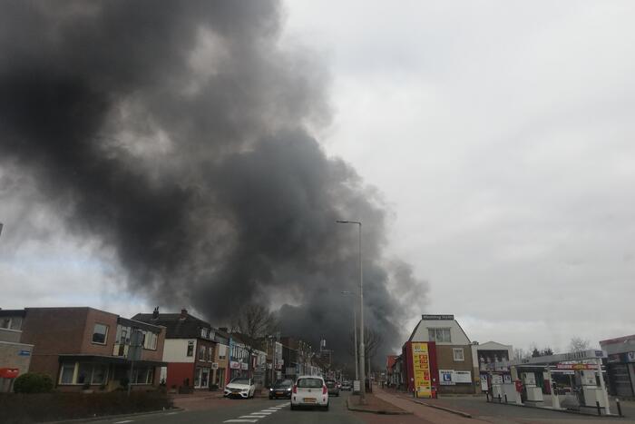 Enorme rookwolken bij grote brand in bedrijfspand