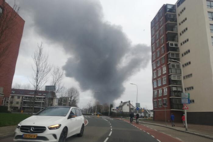 Enorme rookwolken bij grote brand in bedrijfspand