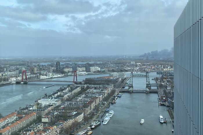 Enorme rookwolken bij grote brand in bedrijfspand