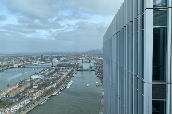 Enorme rookwolken bij grote brand in bedrijfspand