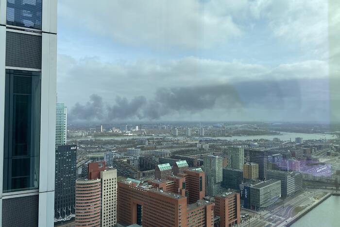 Enorme rookwolken bij grote brand in bedrijfspand