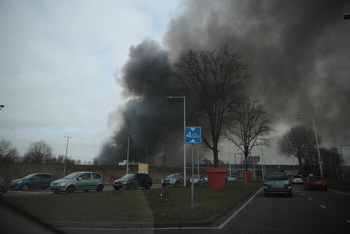 Enorme rookwolken bij grote brand in bedrijfspand
