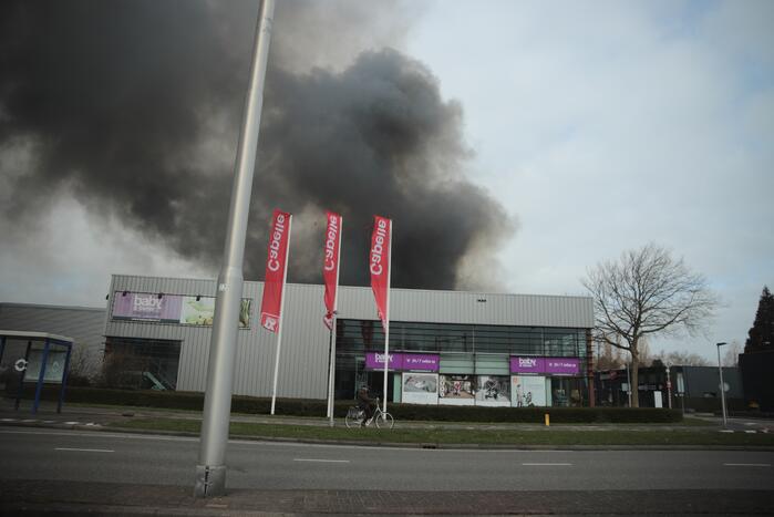 Enorme rookwolken bij grote brand in bedrijfspand