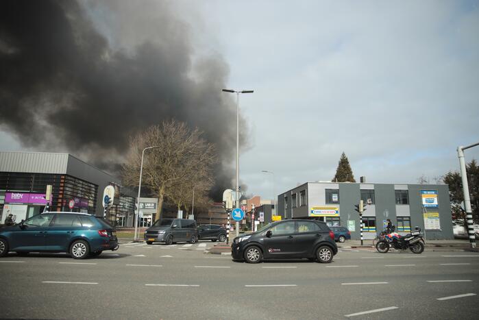 Enorme rookwolken bij grote brand in bedrijfspand