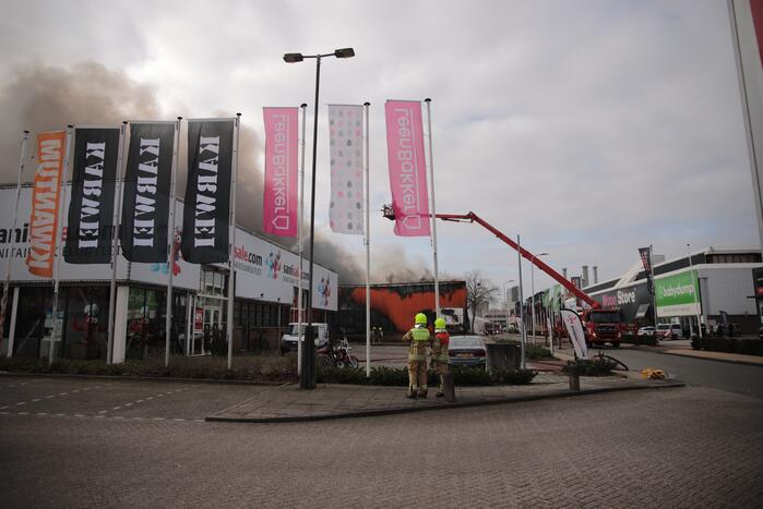 Enorme rookwolken bij grote brand in bedrijfspand