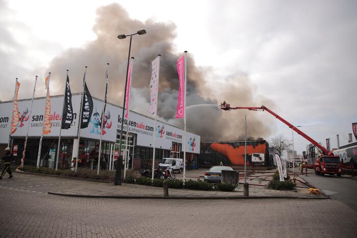 Enorme rookwolken bij grote brand in bedrijfspand