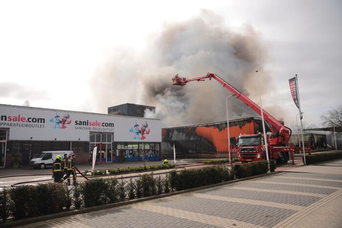 Enorme rookwolken bij grote brand in bedrijfspand