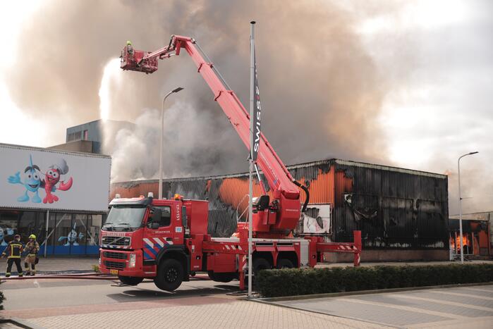 Enorme rookwolken bij grote brand in bedrijfspand