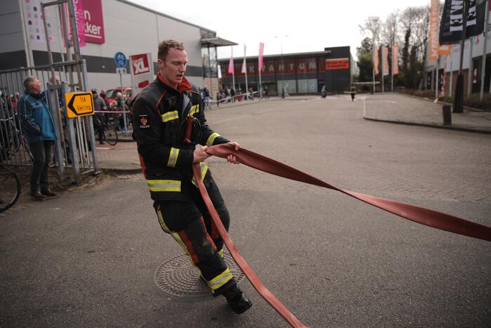 Enorme rookwolken bij grote brand in bedrijfspand