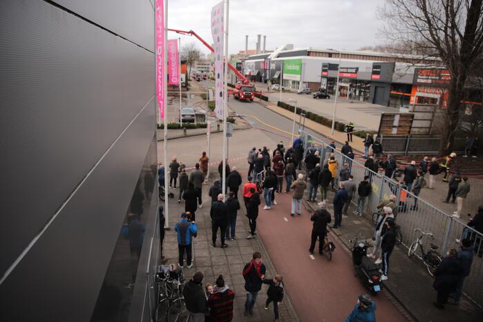 Enorme rookwolken bij grote brand in bedrijfspand