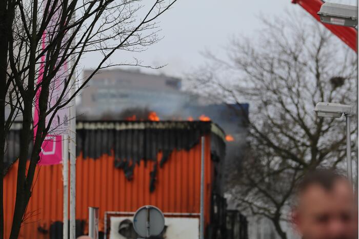 Enorme rookwolken bij grote brand in bedrijfspand