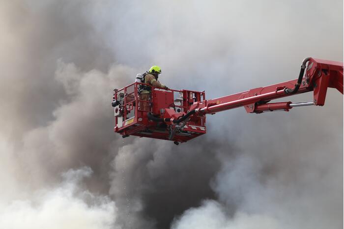 Enorme rookwolken bij grote brand in bedrijfspand
