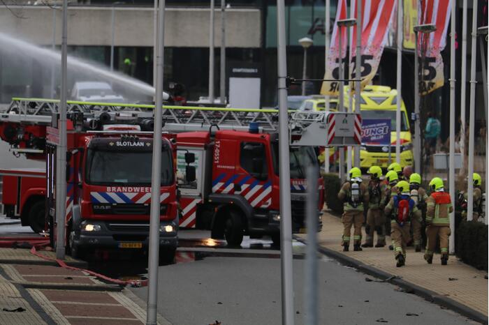 Enorme rookwolken bij grote brand in bedrijfspand