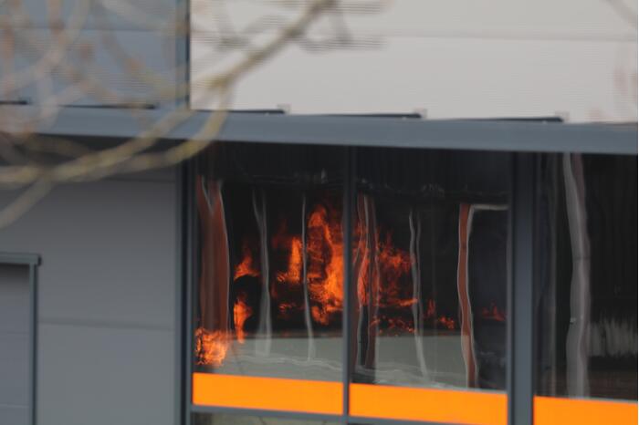 Enorme rookwolken bij grote brand in bedrijfspand