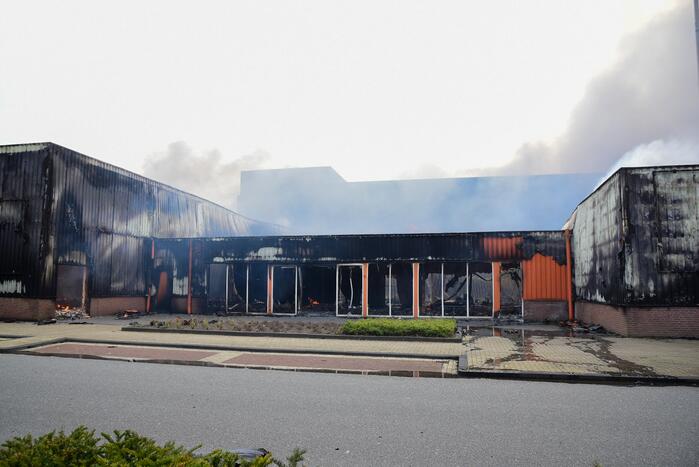 Enorme rookwolken bij grote brand in bedrijfspand