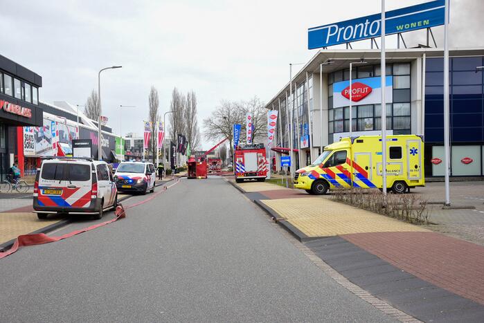Enorme rookwolken bij grote brand in bedrijfspand
