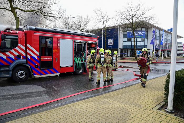 Enorme rookwolken bij grote brand in bedrijfspand