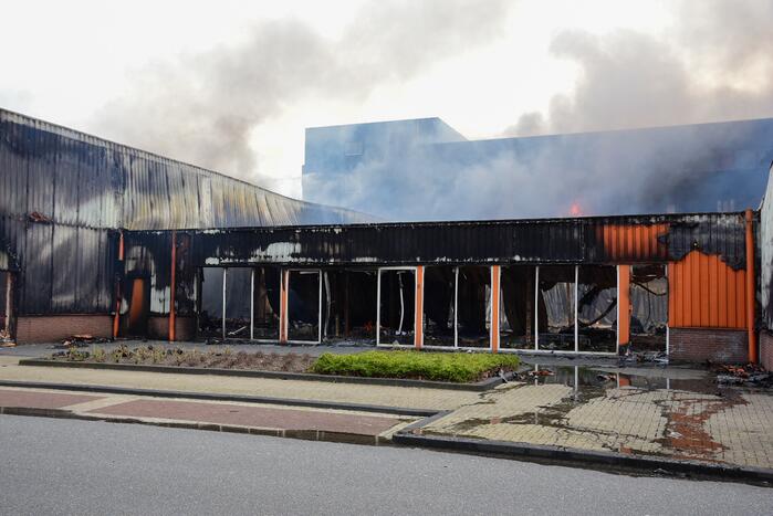 Enorme rookwolken bij grote brand in bedrijfspand