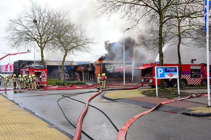 Enorme rookwolken bij grote brand in bedrijfspand