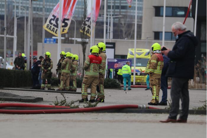 Enorme rookwolken bij grote brand in bedrijfspand